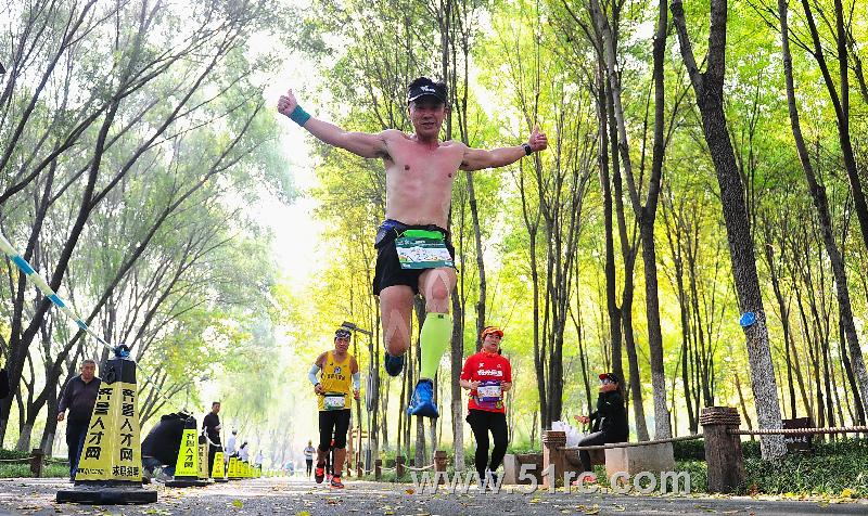 齐鲁人才：2018济南12小时超级马拉松在森林公园鸣枪开跑！