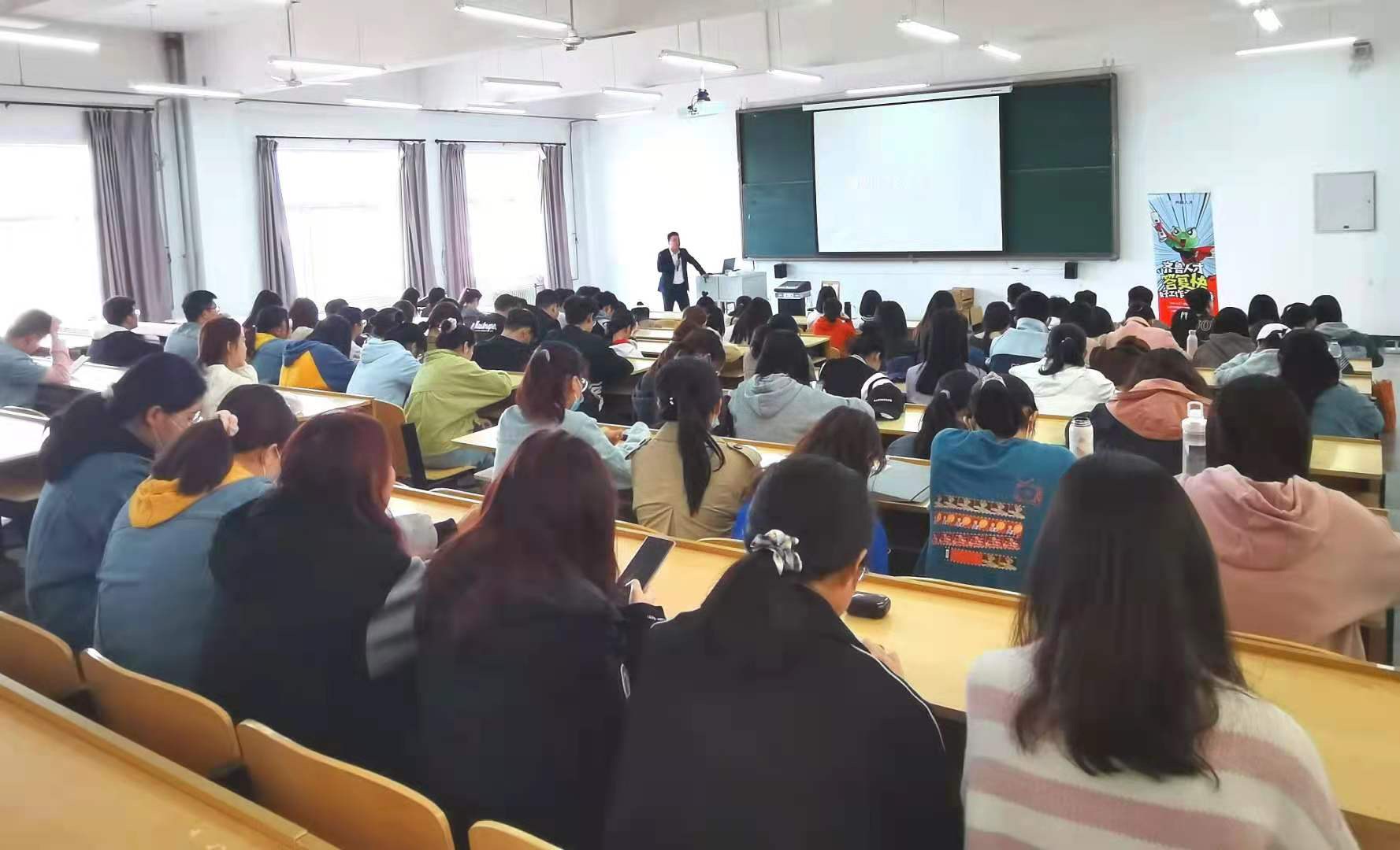 齐鲁人才：齐鲁人才网刘建糁主任于鲁东大学做就业讲座