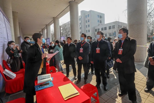 齐鲁人才：组团送岗 双向奔赴丨省会经济圈2022年求职招聘直通车（济南站）在山东大学举行