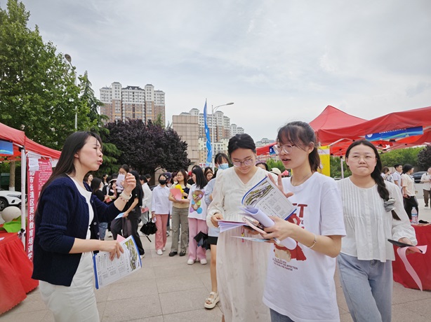 齐鲁人才：选择济南共赢未来2024年驻济高校毕业生就业双选会(山东女子学院站）暨山东女子学院 2024 届毕业生就业“百日冲刺”活动成功举办