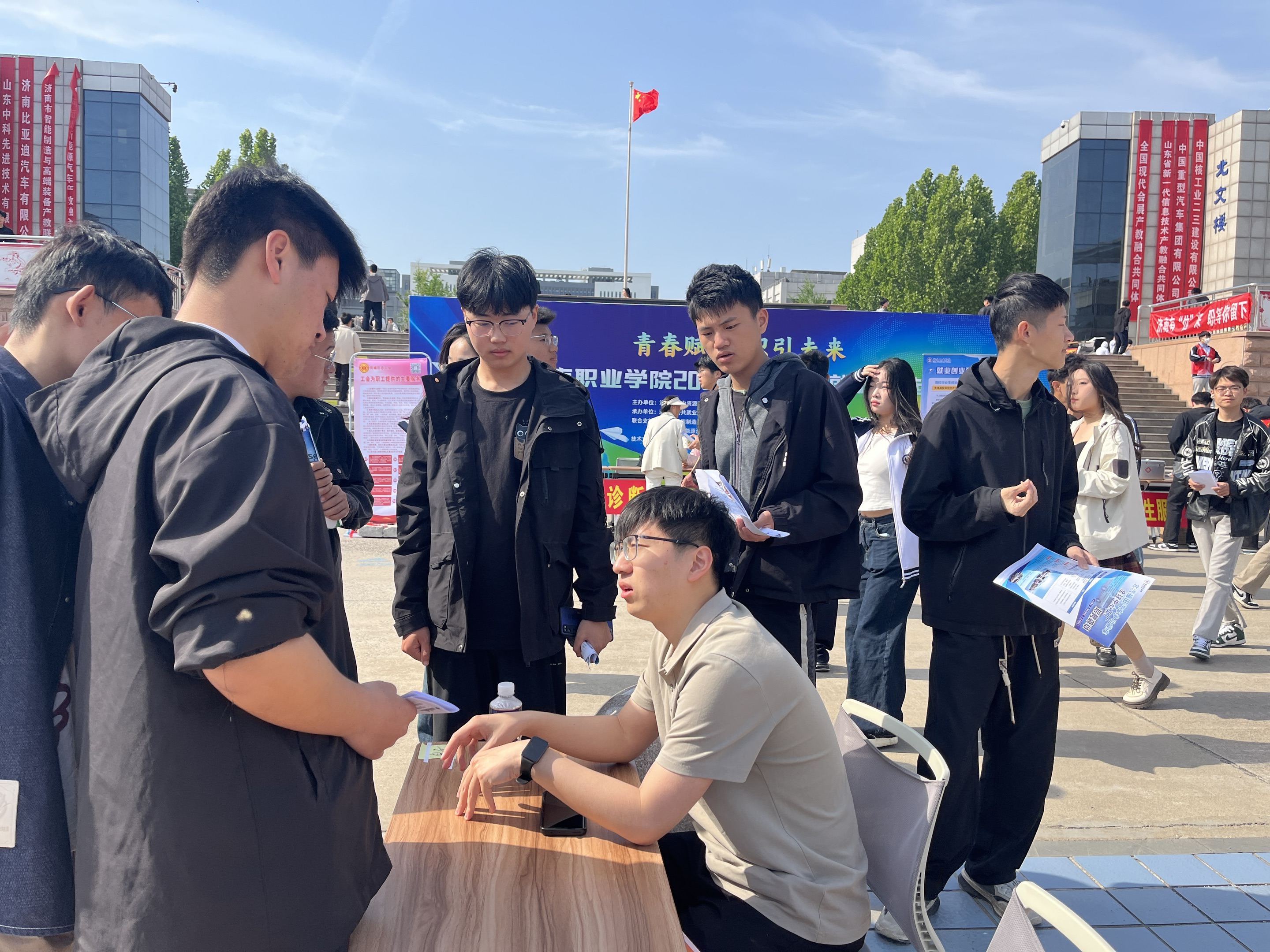 齐鲁人才：“青春赋能 职引未来”济南职业学院2025届春季双选会火爆收官！
