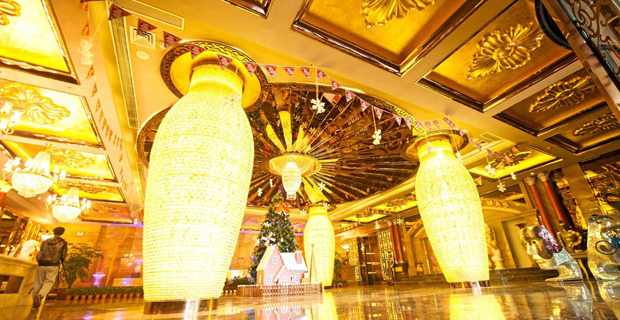 武汉君悦碧海酒店管理有限公司,坐落于省出版城附近维佳创意大厦三楼,是一家大型高档次的娱乐休闲会所。辉煌奢华的欧式装修风格,舒心周到的五星级服务,绚丽震撼的视听效果,是家朋聚会、商务招待、休闲娱乐的首选圣地。尽享尊贵,首选君悦国际3楼会所。