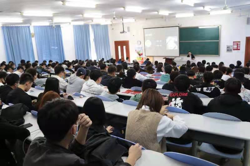 齐鲁人才网:齐鲁人才研究院刘建糁主任于南山学院做“简历制作与面试技巧”专题讲座