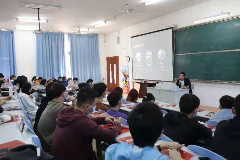 齐鲁人才网:齐鲁人才研究院刘建糁主任于南山学院做“简历制作与面试技巧”专题讲座