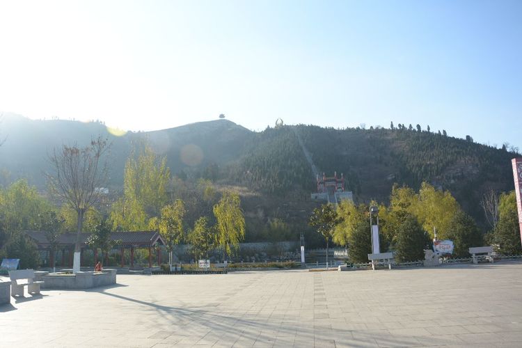 齐鲁人才网:“游枫山，赏红叶，健康脚下行”——齐鲁人才网11月团建活动