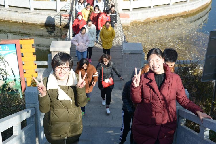 齐鲁人才网:“游枫山，赏红叶，健康脚下行”——齐鲁人才网11月团建活动