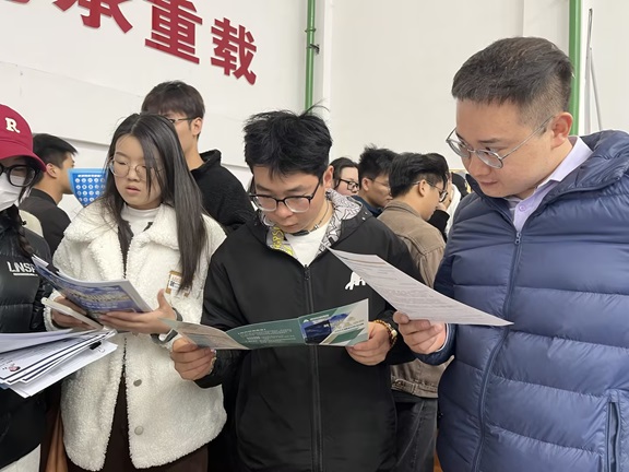 齐鲁人才网:“向春而行  职通未来”青岛理工大学2024届毕业生春季双选会盛大开启