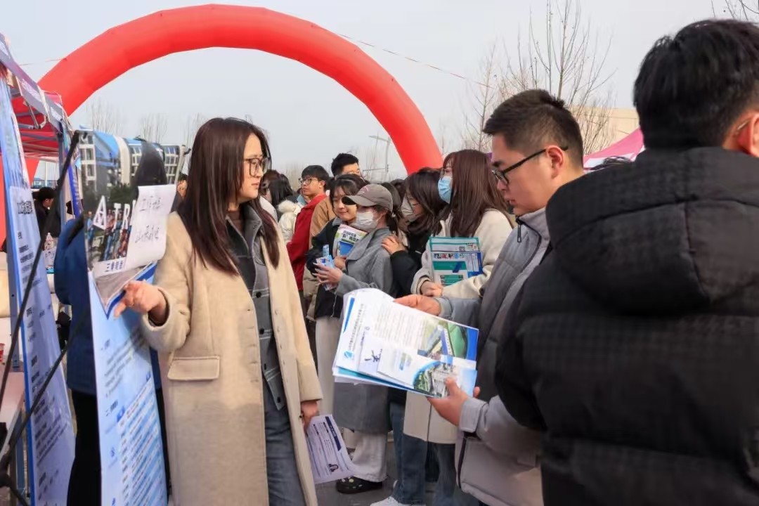 齐鲁人才网:千企万岗进校园！烟台市2025年首场大型校园招聘会在烟大举办！