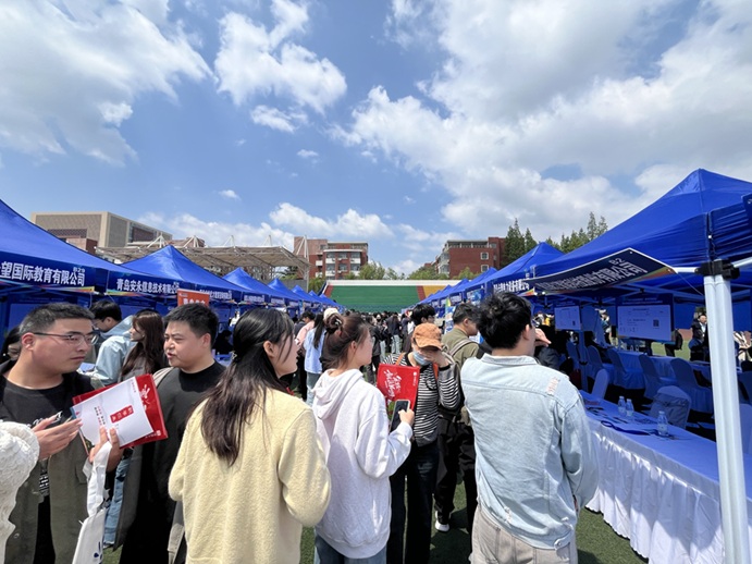 齐鲁人才网:环渤海地区2025届高校毕业生综合类专场招聘会在山东科技大学成功举办！