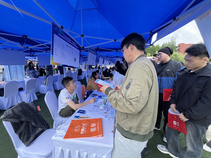 齐鲁人才网:环渤海地区2025届高校毕业生综合类专场招聘会在山东科技大学成功举办！