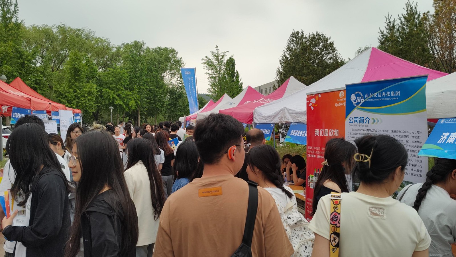 齐鲁人才网:“百会千企 职等你来”山东管理学院招聘会成功举办！