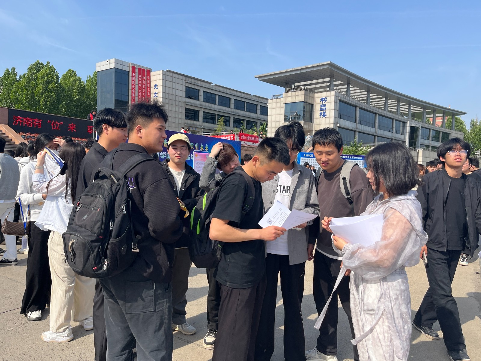 齐鲁人才网:“青春赋能 职引未来”济南职业学院2025届春季双选会火爆收官！