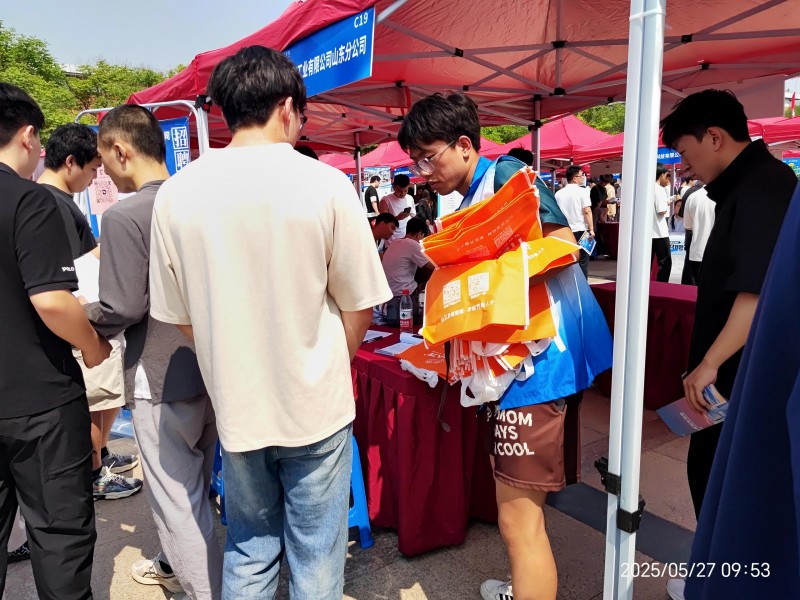 齐鲁人才网:山东工业职业学院2025届毕业生就业暨2026届毕业生实习就业招聘会成功举办！