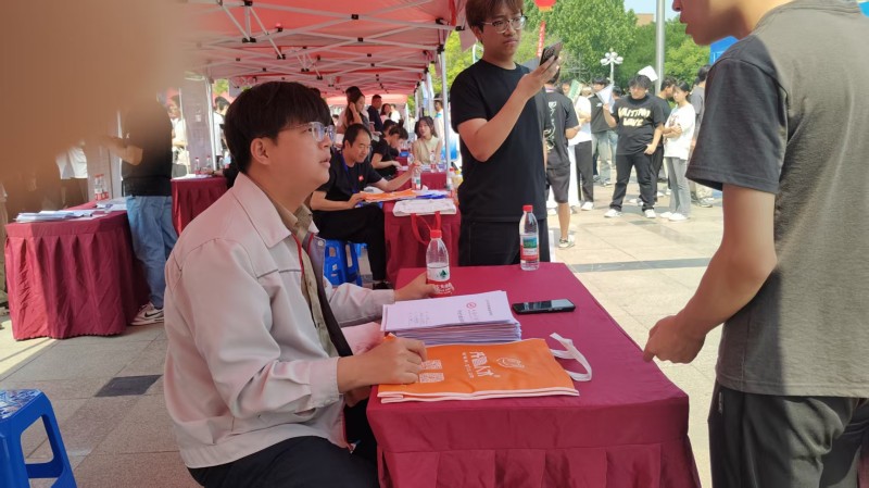 齐鲁人才网:山东工业职业学院2025届毕业生就业暨2026届毕业生实习就业招聘会成功举办！