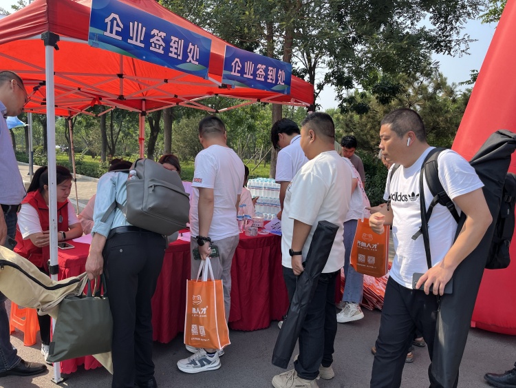 齐鲁人才网:“职向齐鲁，就选山东”2025年山东劳动职业技术学院毕业生实习就业招聘双选会圆满落幕！