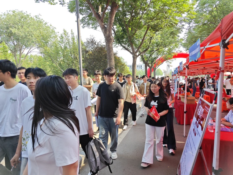 齐鲁人才网:“职向齐鲁，就选山东”2025年山东劳动职业技术学院毕业生实习就业招聘双选会圆满落幕！