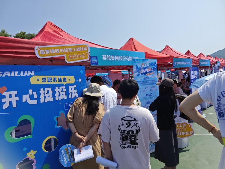 齐鲁人才网:青岛科技大学2025届毕业生离校前专场招聘会圆满举办