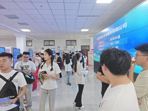 齐鲁人才网:“职面未来 就选山东”2025年山东传媒职业学院实习就业双选会圆满举行！