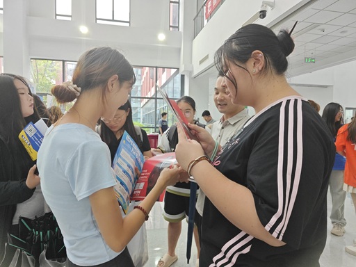 齐鲁人才网:“职面未来 就选山东”2025年山东传媒职业学院实习就业双选会圆满举行！