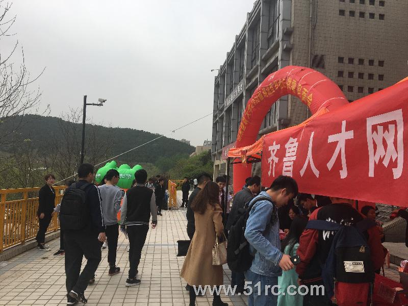 山东建筑大学2018届商法类毕业生供需见面会正在进行中