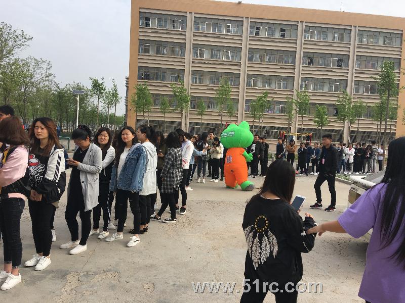 4月21日，东营职业学院2018届春季毕业生双选会火爆进行中……