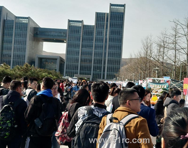 3月21日山东师范大学（长清湖校区）春季师范类专场招聘会火热举行中